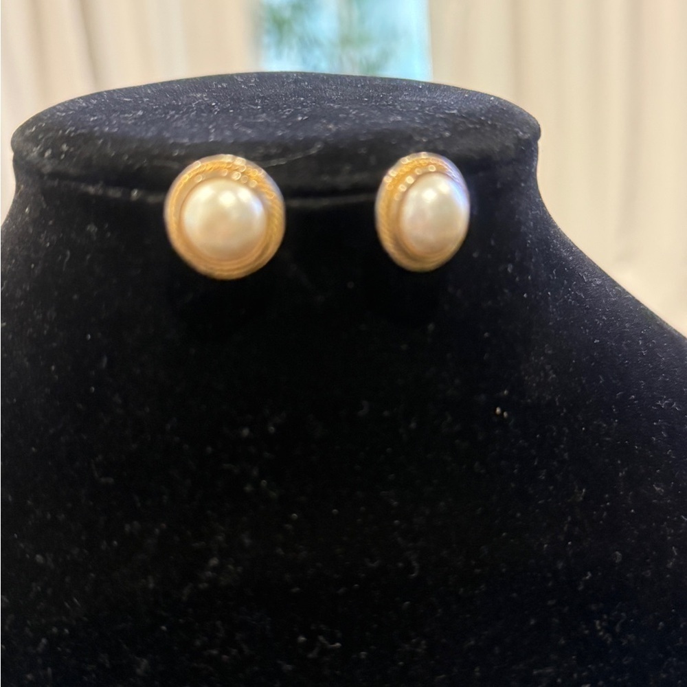 Vintage Elegant‎ Gold and Pearl Stud Earrings